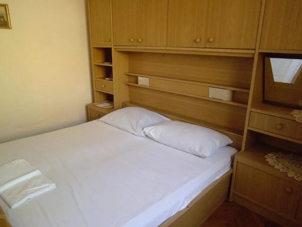 Apartments Kresimir Beauty With Shadow Trees And Parking Place Croatia